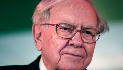 Berkshire Hathaway Sees Record Operating Profits, Cuts Apple Stake