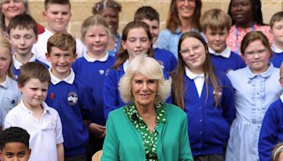 Queen presents children with books during primary school visit