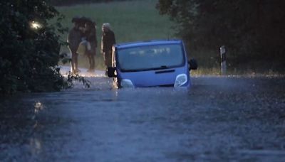 Hochwasser in Bayern und Norditalien - Dammbruch bei Augsburg