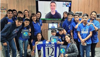 La historia de los jóvenes santafesinos que lograron entrevistar a Scaloni y se ilusionan con Messi