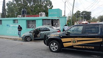Saca su auto en reversa y choca con la casa de enfrente en la Col. Madero de Mérida