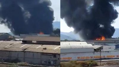 Se registra fuerte incendio en bodega de plásticos en Xalostoc, Ecatepec