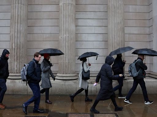 Keir Starmer hereda una economía británica débil y "sin varita mágica"