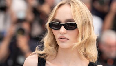 Lily-Rose Depp éblouit avec une coloration "rich beige blonde", la couleur de cheveux la plus chic du moment