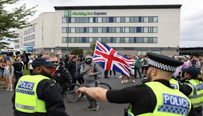 英反移民暴亂 襲容留移民飯店 法院通宵開庭起訴