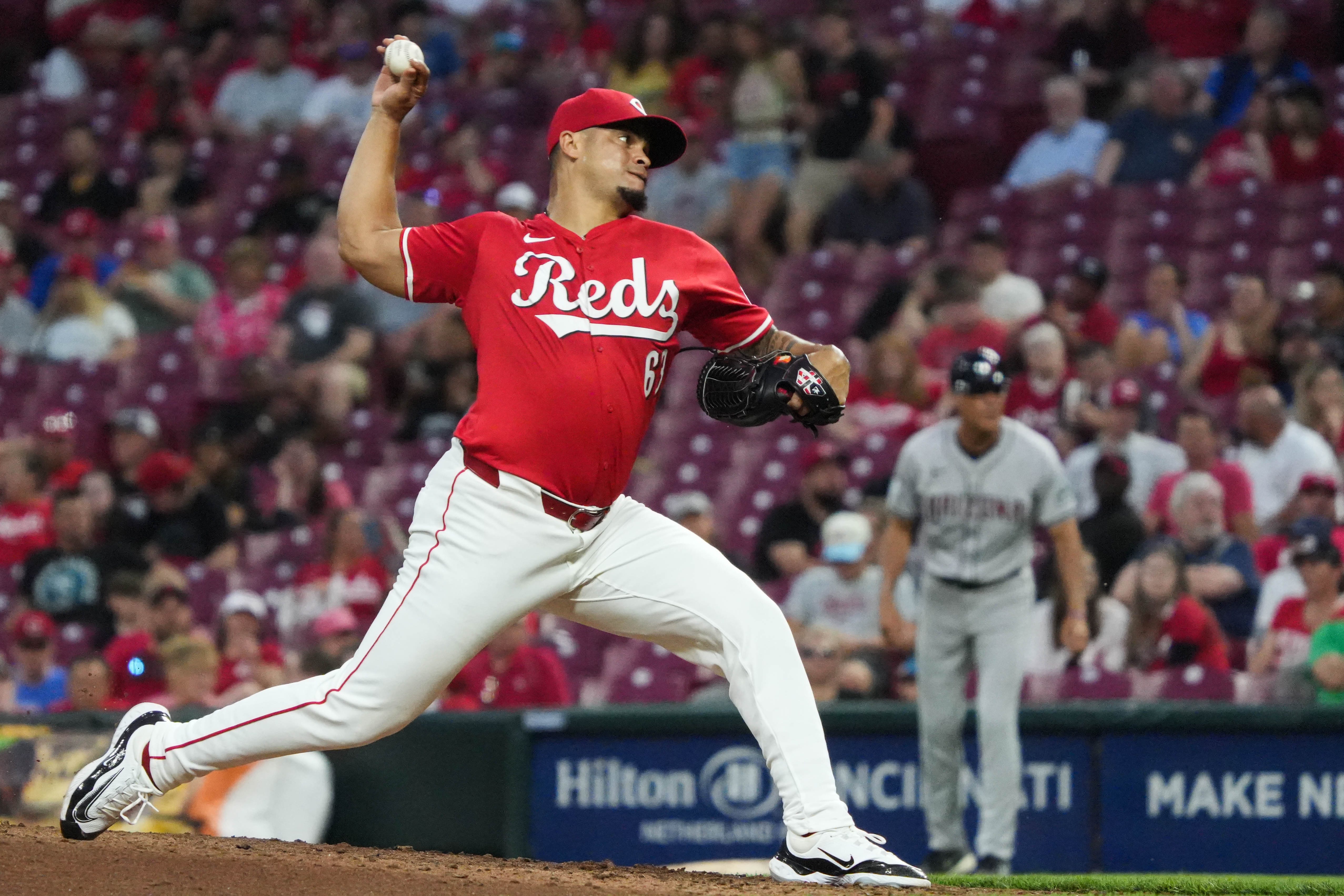 Reds look to extend season-long winning streak in Game 2 against Cardinals Tuesday