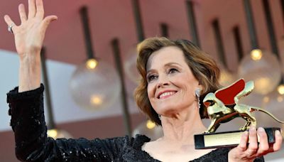 Sigourney Weaver reivindicó “la gloria del cine” por sobre “el negocio” al recibir el León de Oro