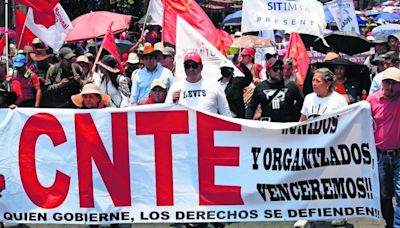 Manifestantes de la CNTE provocan cierre del aeropuerto de Oaxaca