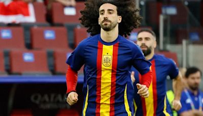 Marc Cucurella cumple su promesa y se tiñe el pelo de rojo