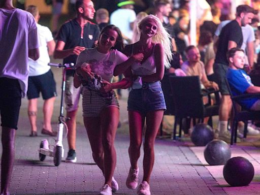 Los vecinos de Ibiza hartos del turismo: "Nos obligan a dormir en los coches"