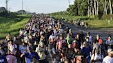 Una caravana multitudinaria de migrantes camina desde el sur de México a la frontera con EE.UU. para pedir asilo