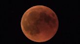 ¿Por qué a veces la luna se ve de color rojo o anaranjado?