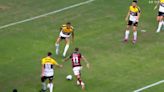 Dos pelotas y el penal más insólito de todos en Flamengo vs. Criciúma