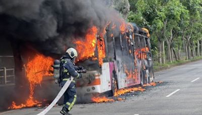 台中公車火燒車！司機急停車疏散乘客 全面燃燒剩骨架 | 社會焦點 - 太報 TaiSounds