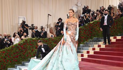 Blake Lively como una Estatua de la Libertad moderna o Kendall Jenner casi desnuda, algunos de los espectaculares looks que la Gala Met nos ha regalado