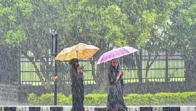 Streets flooded in Mumbai, Nagpur as intense showers pelt western India