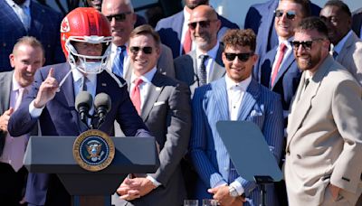 Biden recibe a los Chiefs, campeones del Super Bowl, y rompe regla no escrita sobre los sombreros