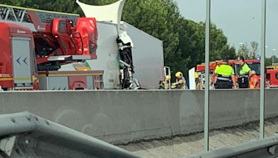 Muere un camionero en un grave accidente en la AP-7: tres carriles cortados en Martorell