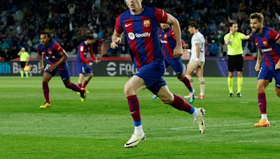 Lewandowski hat-trick leads Barca to 4-2 win over 10-man Valencia