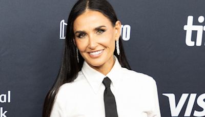 Demi Moore, 61 ans : elle ose le look androgyne et emprunte un accessoire ultra tendance du vestiaire masculin