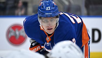 Isles' Lee awarded Clancy Trophy for leadership on and off ice