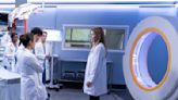‘Grey’s Anatomy’: Krista Vernoff On Pilot-Like Season 19 Premiere, Derek-Related Twist, Meredith’s Future, Roe v Wade & More