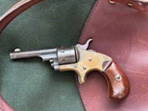 TSA: Encuentran una pistola antigua en equipaje de mano en el aeropuerto de Newark
