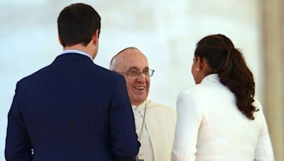 La Iglesia prohíbe casarse a una pareja de católicos que trabaja en el Banco del Vaticano y amenaza con echarlos