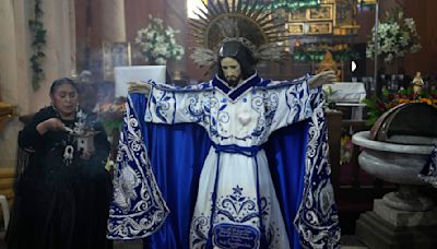 Bailarines y músicos se toman La Paz en la mayor fiesta religiosa andina en Bolivia