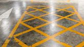 ¿Qué indica la cuadrícula de marcas amarillas pintada en el suelo? Preste atención