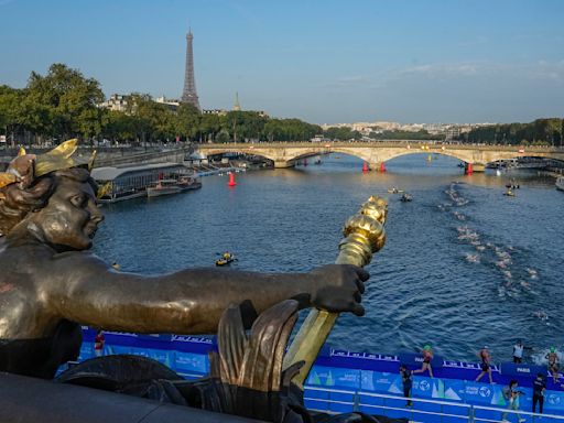 Barcos navegan por el Sena como ensayo para la ceremonia de apertura de París 2024