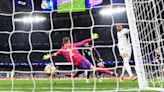 Neuer culpa al césped del Bernabéu por su error en el 1-1 de Joselu