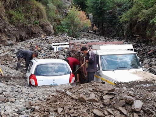Rain triggers flashfloods in rivulets in Shimla, vehicles stuck in debris
