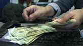 Trabajadores en EEUU viven cheque a cheque y sin capacidad de ahorro, según expertos