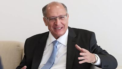 Alckmin presta atendimento médico a passageira em voo de Brasília a São Paulo