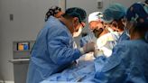 Médicos reconstruyen rostro de niña con su propio hueso tras extirparle tumor gigante