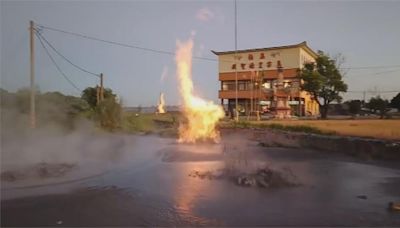 屏東泥火山深夜噴發持續十小時 最高達三層樓