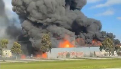 疑化學品爆炸引發 澳洲墨爾本工廠大火逾百消防員撲救