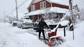 Raras condiciones de ventisca azotan las montañas de California con fuertes nevadas y fuertes vientos, lo que hace que viajar sea peligroso