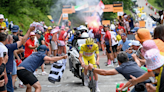 Tour de France spectator arrested after throwing chips at Pogačar and Vingegaard, will be questioned by police today