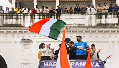 Watch: Hardik Pandya wows crowd with one-handed catch during his welcome parade in Vadodara