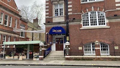 Three injured as men armed with hammers steal jewellery from Chelsea shop