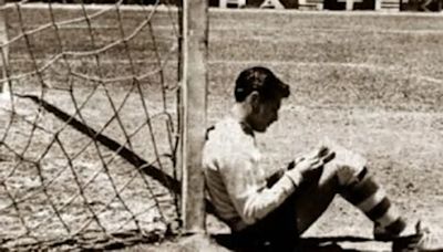 Esta es la historia de la icónica fotografía del Tubo Gómez leyendo en la portería tras goleada de Chivas al Atlas