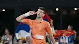 El show de Novak Djokovic: echó a su hermano de la cancha, salvó un match point, ganó el título e irá por el récord en el Australia Open
