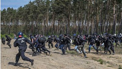 Manifestantes intentan irrumpir en planta de Tesla en Alemania; reportan varios heridos