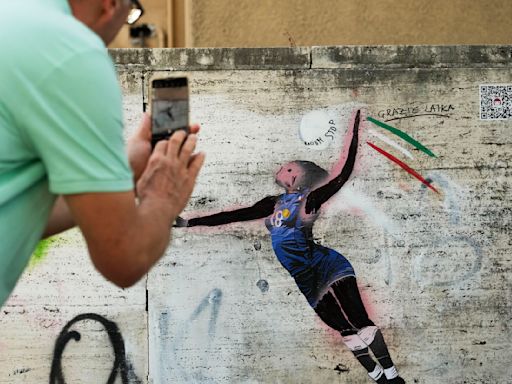 Denuncian vandalismo de obra callejera que reconoce a Egonu, que ganó el oro con Italia en voleibol