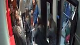 Video: el increíble rescate de 10 jóvenes que quedaron atrapados en un ascensor con capacidad para cuatro personas