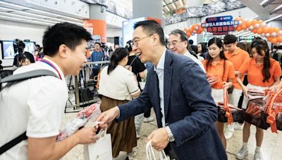 高鐵臥鋪｜西九龍站歡迎首航抵港乘客 楊潤雄稱旅客反應普遍正面 | am730