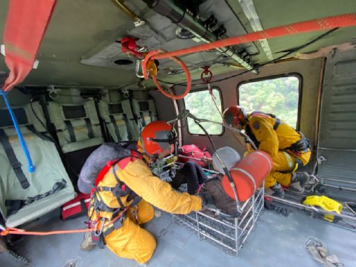 影／南投無雙溫泉女子登山滑落山坡多處骨折 空勤直升機救回