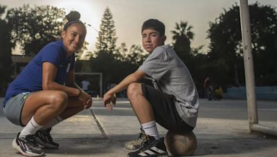 Sandy Dorador, la jugadora de Alianza Lima que pensó en dejar el fútbol después de ser madre y hoy comparte su pasión junto a su hijo